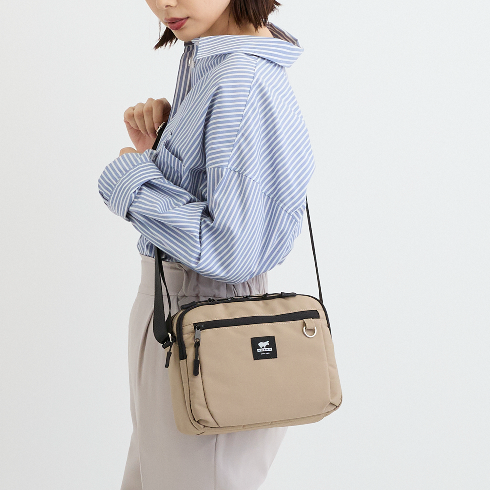 KABAG clinic バッグ全体が“ガバっと開く”設計により、探しものがパッと取り出せる